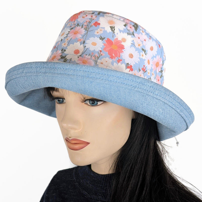 Sunblocker UV summer hat sun hat with wide brim, light blue featuring daisy print, adjustable fit