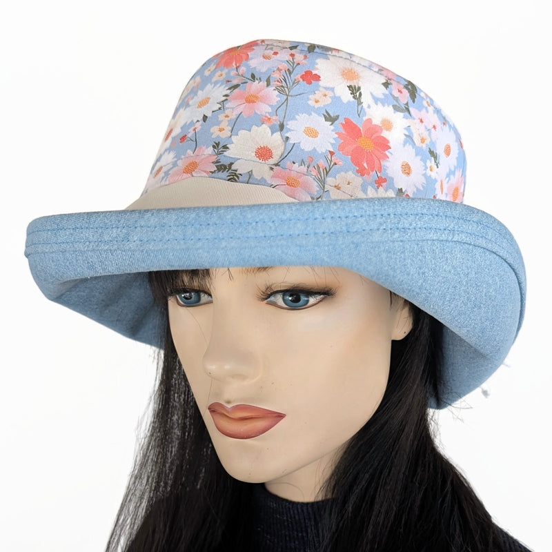 Sunblocker UV summer hat sun hat with wide brim, light blue featuring daisy print, adjustable fit
