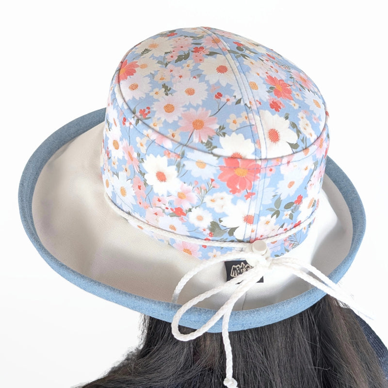 Sunblocker UV summer hat sun hat with wide brim, light blue featuring daisy print, adjustable fit