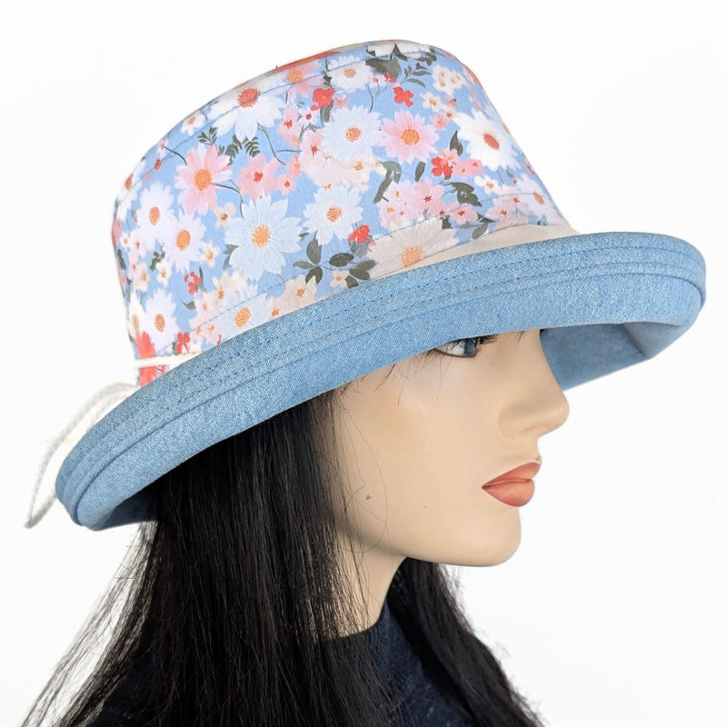 Sunblocker UV summer hat sun hat with wide brim, light blue featuring daisy print, adjustable fit